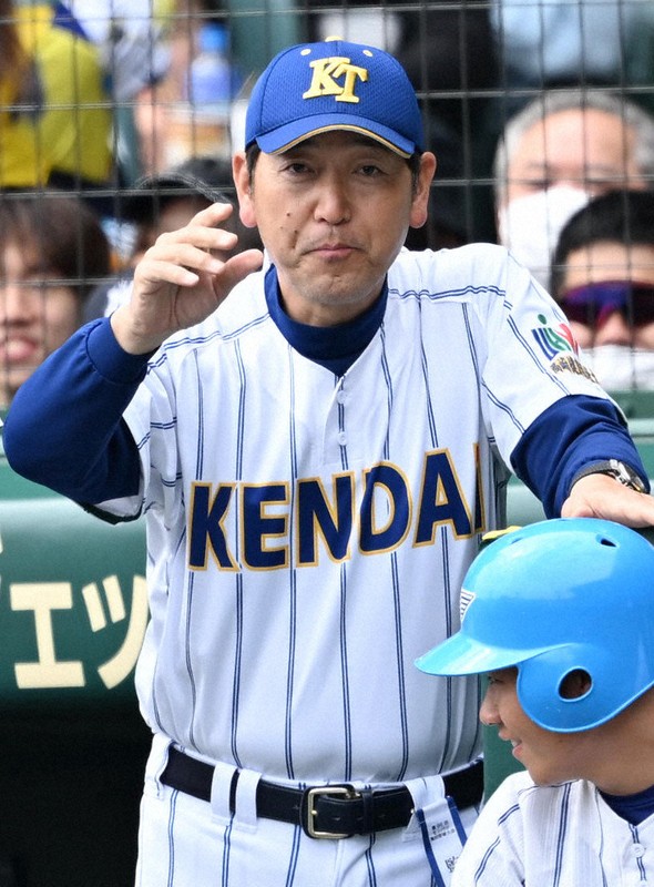 2024年センバツ決勝で、生還した選手を迎える健大高崎の青柳博文監督＝阪神甲子園球場で2024年3月31日、三浦研吾撮影