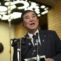 自身に関する報道を受けて、取材に応じる石破茂首相＝首相公邸で2025年3月13日午後11時25分、藤井達也撮影