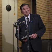 自身に関する報道を受けて、取材に応じる石破茂首相＝首相公邸で2025年3月13日午後11時31分、藤井達也撮影