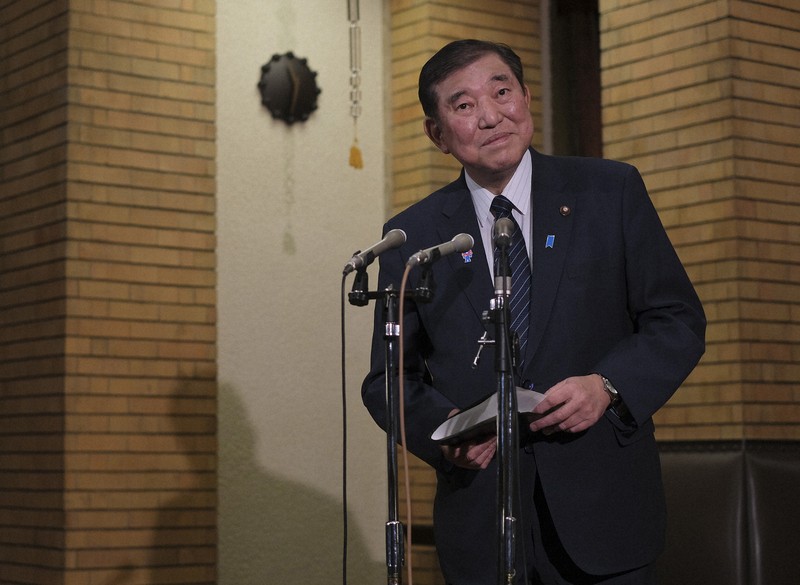 自身に関する報道を受けて、取材に応じる石破茂首相＝首相公邸で2025年3月13日午後11時31分、藤井達也撮影