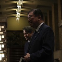 取材対応を終えた石破茂首相＝首相公邸で2025年3月13日午後11時34分、藤井達也撮影