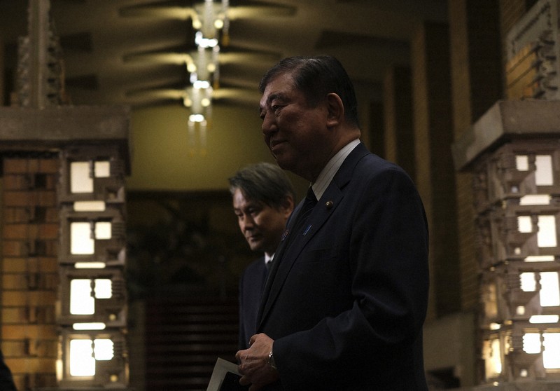 取材対応を終えた石破茂首相＝首相公邸で2025年3月13日午後11時34分、藤井達也撮影