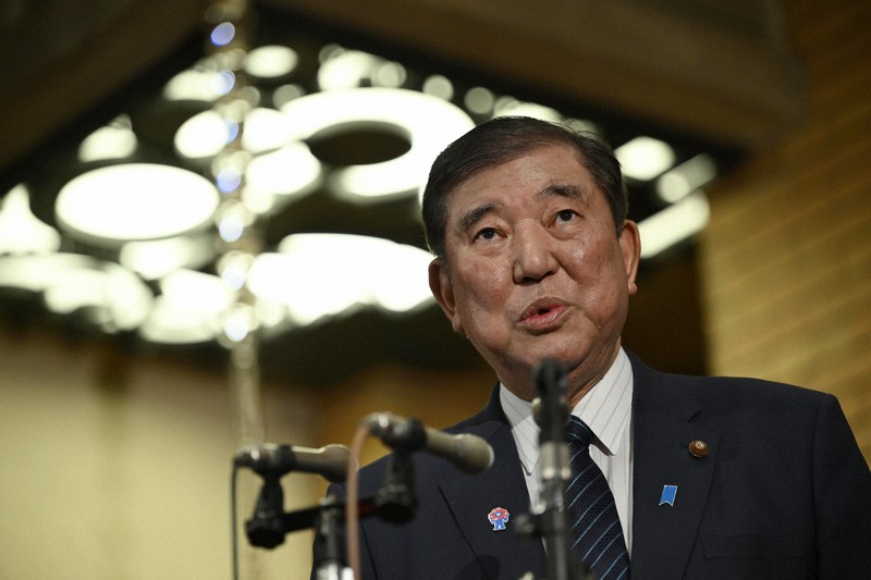 自身に関する報道を受けて、取材に応じる石破茂首相＝首相公邸で2025年3月13日午後11時32分、藤井達也撮影