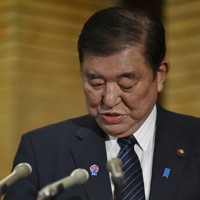 自身に関する報道を受けて、取材に応じる石破茂首相＝首相公邸で2025年3月13日午後11時23分、藤井達也撮影