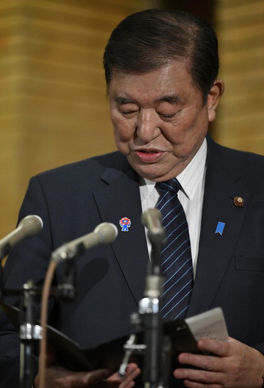 自身に関する報道を受けて、取材に応じる石破茂首相＝首相公邸で2025年3月13日午後11時23分、藤井達也撮影