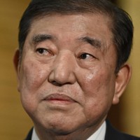 自身に関する報道を受けて、取材に応じる石破茂首相＝首相公邸で2025年3月13日午後11時半、藤井達也撮影