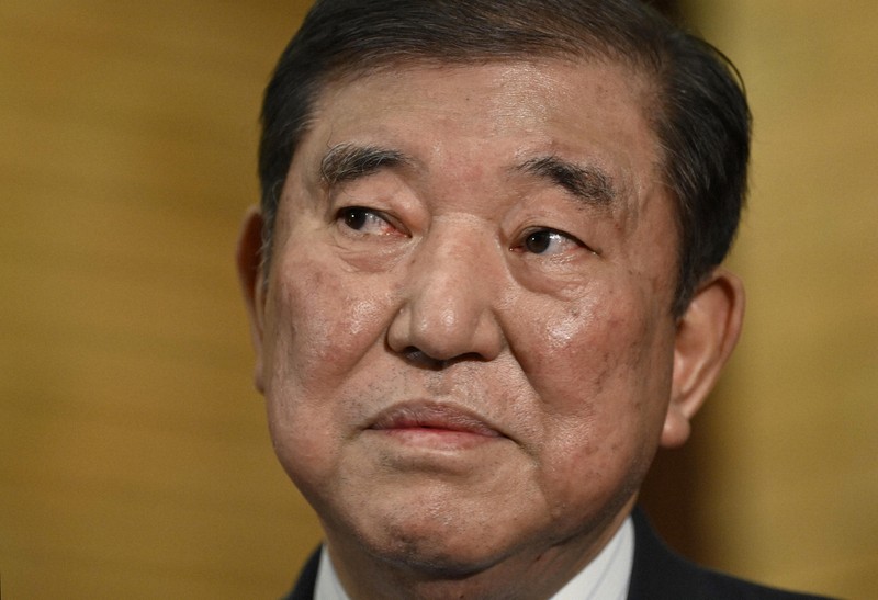 自身に関する報道を受けて、取材に応じる石破茂首相＝首相公邸で2025年3月13日午後11時半、藤井達也撮影