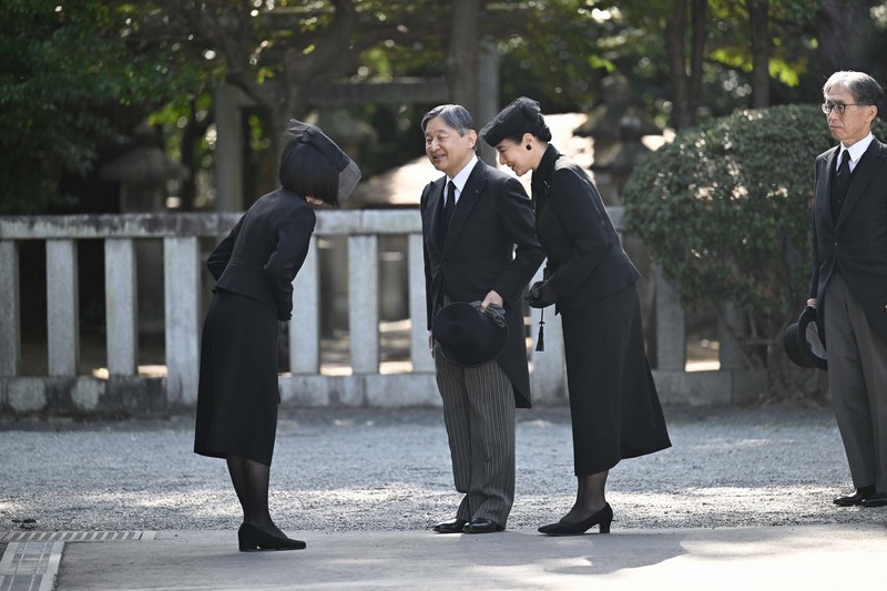 禪兩院さん専用 皇室事典 増補版 1942/4/18 1942年 4月18日 両陛下、故崇仁親王妃墓に拝礼 [写真特集1/5] | 毎日新聞