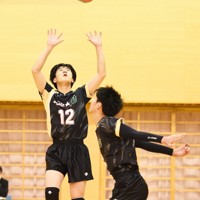 慶応の伊藤貫汰選手（左）＝東京都八王子市で2025年2月23日、橋本陵汰撮影