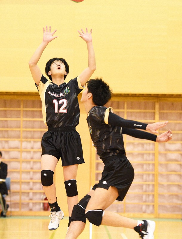 慶応の伊藤貫汰選手（左）＝東京都八王子市で2025年2月23日、橋本陵汰撮影