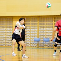 東亜学園の竹渕佑哉選手（左）＝東京都八王子市で2025年2月23日、橋本陵汰撮影