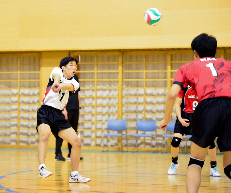 東亜学園の竹渕佑哉選手（左）＝東京都八王子市で2025年2月23日、橋本陵汰撮影