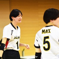 八王子実践の紅野花歩選手（左）＝東京都八王子市で2025年2月22日、高橋将平撮影