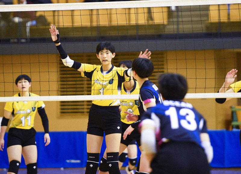 古川学園の中川いちの選手（中央）＝東京都八王子市で2025年2月22日、高橋将平撮影