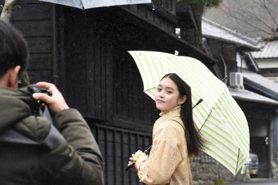 「花沢の里」での撮影でポーズを取る高石あかりさん（右）＝静岡県焼津市花沢で2025年3月12日午後0時6分、丹野恒一撮影