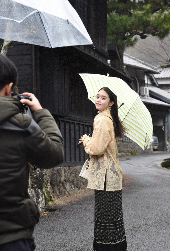 「花沢の里」での撮影でポーズを取る高石あかりさん（右）＝静岡県焼津市花沢で2025年3月12日午後0時6分、丹野恒一撮影