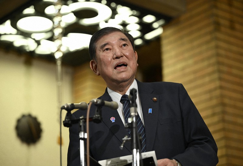 商品券に関する報道を受けて、取材に応じる石破茂首相＝首相公邸で2025年3月13日午後11時25分、藤井達也撮影