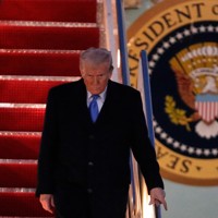 専用機から降りるトランプ米大統領＝2025年3月9日、AP