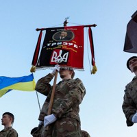 義勇兵を追悼するウクライナの若者ら＝首都キーウ（キエフ）で14日、ロイター