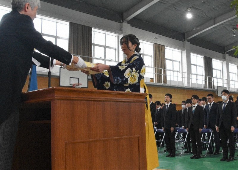 社会でも成長続ける 近大高専で卒業・修了式 147人、感謝胸に 名張 