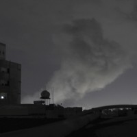 米軍の空爆があったとされる現場から立ち上る煙＝イエメンの首都サヌアで2025年3月15日、AP