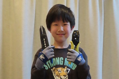 お気に入りの工具を手に笑顔の島田玲さん＝堺市北区で2025年3月2日午後3時20分、新宮達撮影