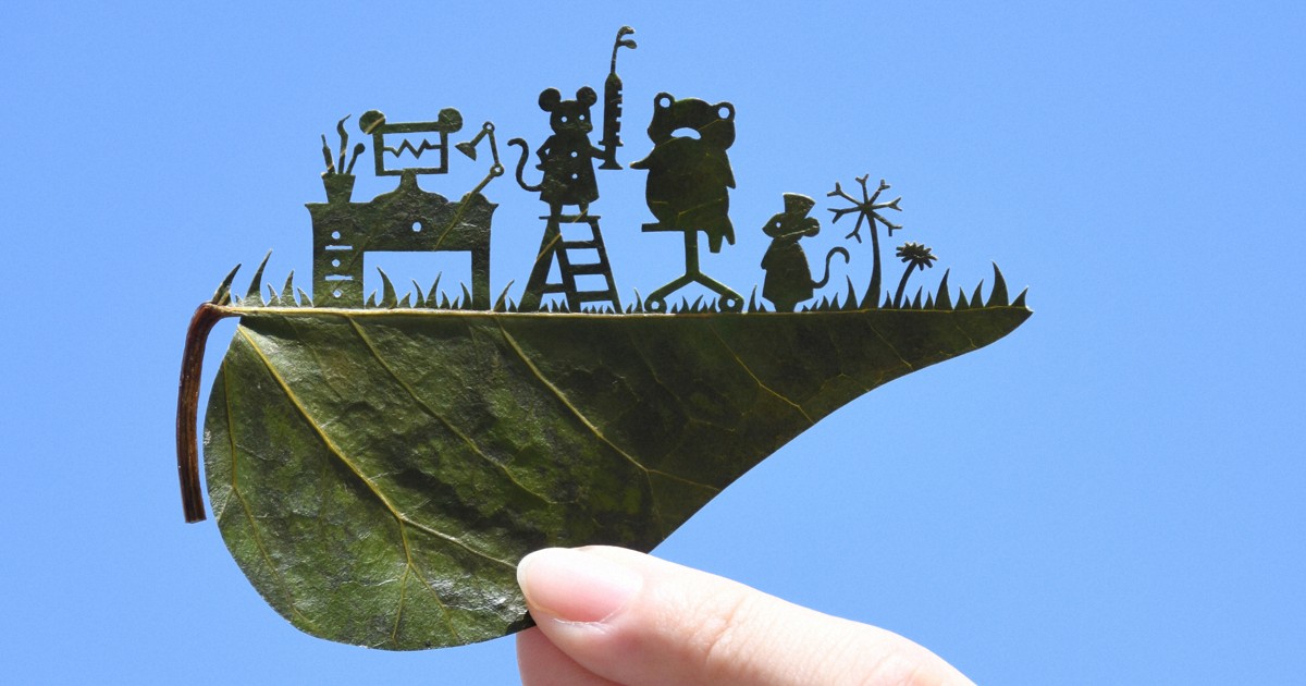 発達障害のある「葉っぱ切り絵」作家・リトさんの作品「少しチクっとしまチュからね」＝2022年3月、内藤絵美撮影