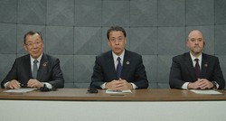 オンライン説明会で社長交代を発表する日産の木村康・取締役会議長（左）と内田誠社長（中央）、イバン・エスピノーサ新社長＝2025年3月11日（ユーチューブから）