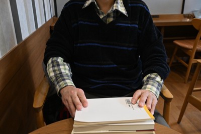 自分も「弱者男性」だとする男性。11年余にわたって経済学を学び、労働運動についての書著もあるが、大学の専任教員には「なれないまま」だという＝関東地方で2025年2月27日午後3時32分、御園生枝里撮影