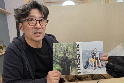 写真集「ヘルソン」の試作版とともに川崎市内で取材に応える佐々木康さん＝2025年3月8日、和田浩明撮影