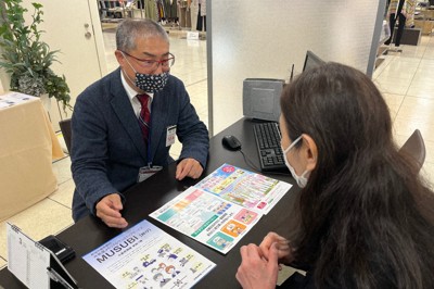 「終活」に向け各種サービスについて説明をする担当者（左）＝北九州市小倉北区の井筒屋小倉店で2025年3月4日午後3時35分、植田憲尚撮影
