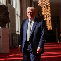 記者団に話すトランプ米大統領＝首都ワシントンのケネディ・センターで2025年3月17日、ロイター