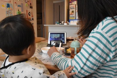 次男の育休中、スマートモニターをつないで母の様子をうかがう古賀圭子さん（仮名）＝東京都内で2024年3月6日、阿部絢美撮影