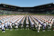 開会式で大会旗を見上げる選手たち＝阪神甲子園球場で2025年3月18日、長澤凜太郎撮影