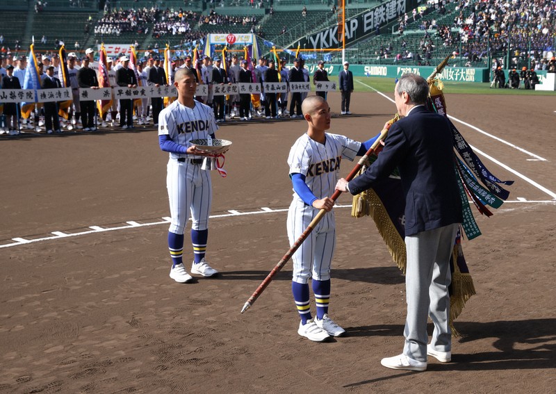 市和歌山の川辺主将が宣誓 第97回センバツ開会式 [写真特集1/15