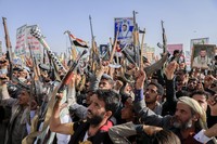 イエメンの首都サヌアで、米国やイスラエルに反対するデモに参加するフーシ派の支持者＝2025年2月14日、AP