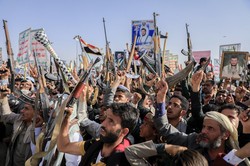 イエメンの首都サヌアで、米国やイスラエルに反対するデモに参加するフーシ派の支持者＝2025年2月14日、AP