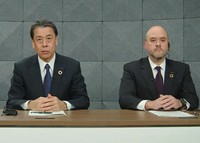 オンライン記者会見で社長交代を発表する日産の内田誠社長（左）とイバン・エスピノーサ氏＝2025年3月11日（ユーチューブから）