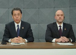 オンライン記者会見で社長交代を発表する日産の内田誠社長（左）とイバン・エスピノーサ氏＝2025年3月11日（ユーチューブから）