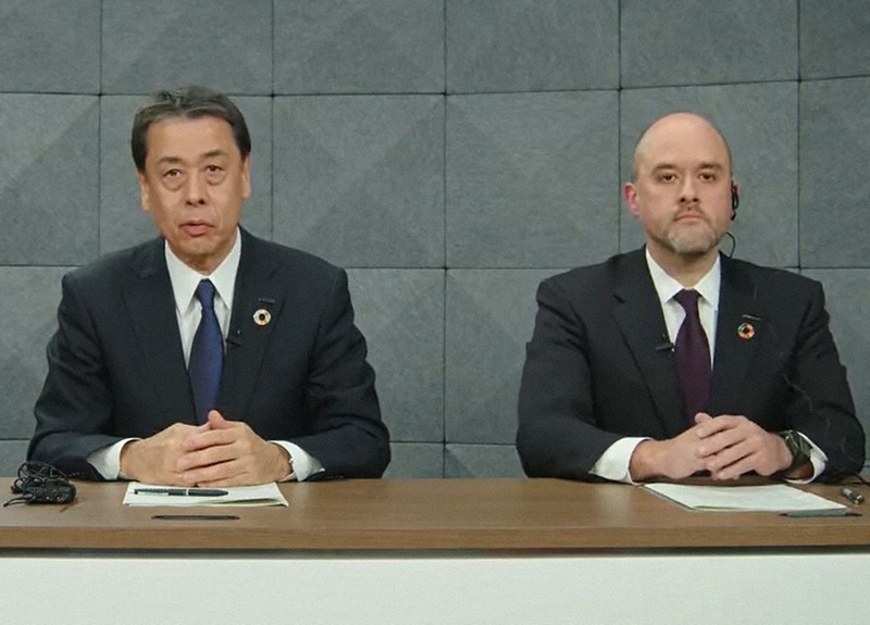 オンライン記者会見で社長交代を発表する日産の内田誠社長（左）とイバン・エスピノーサ氏＝2025年3月11日（ユーチューブから）