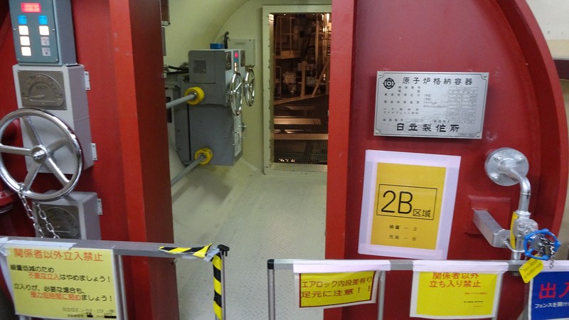 東京電力柏崎刈羽原発7号機の原子炉格納容器の入り口＝新潟県刈羽村で2023年11月6日、佐久間一輝撮影