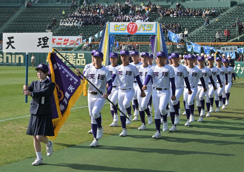 センバツ2025 天理、笑顔で堂々と 3年ぶり 開会式で入場行進 ／奈良