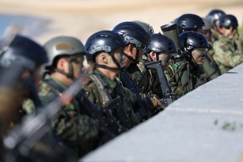 ボートで上陸後、海岸に並んで警戒する自衛隊員ら＝沖縄県金武町で2025年3月1日午前9時8分、喜屋武真之介撮影