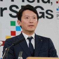 記者会見する斎藤元彦・兵庫県知事＝神戸市中央区の兵庫県庁で2025年3月19日午後1時47分、三村政司撮影