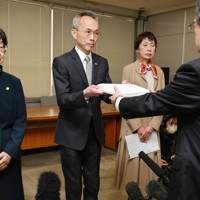 兵庫県代表監査委員に報告書を手渡す、「文書問題に関する第三者調査委員会」の藤本久俊委員長（左から2人目）ら＝神戸市中央区の兵庫県庁で2025年3月19日午後1時40分、三村政司撮影
