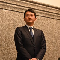 報道陣の質問に答える兵庫県の斎藤元彦知事＝神戸市中央区で2025年3月5日午前11時51分、木山友里亜撮影