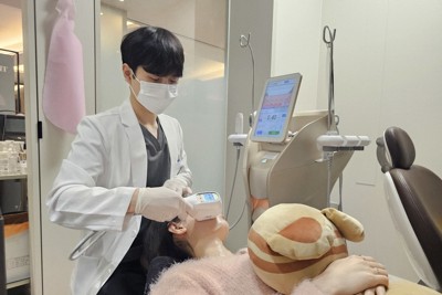 施術を行う美容皮膚科の医師（左）＝ソウルで2024年11月25日午後6時14分、日下部元美撮影