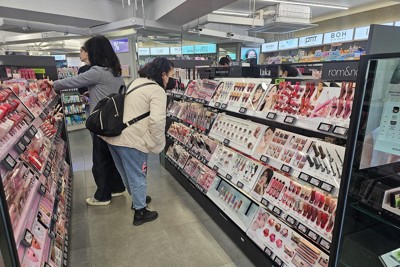 大手小売りチェーンに並ぶ韓国製化粧品＝ソウルで2025年3月19日午後4時32分、日下部元美撮影