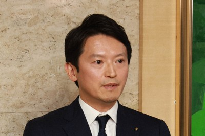 第三者調査委員会の報告書が提出された後、報道陣の質問に答える斎藤元彦・兵庫県知事＝神戸市中央区の兵庫県庁で2025年3月19日午後5時35分、三村政司撮影