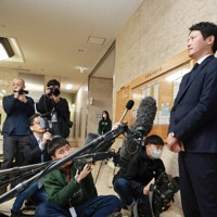 第三者調査委員会の報告書が提出された後、報道陣の質問に答える斎藤元彦・兵庫県知事（右）＝神戸市中央区の兵庫県庁で2025年3月19日午後5時37分、三村政司撮影